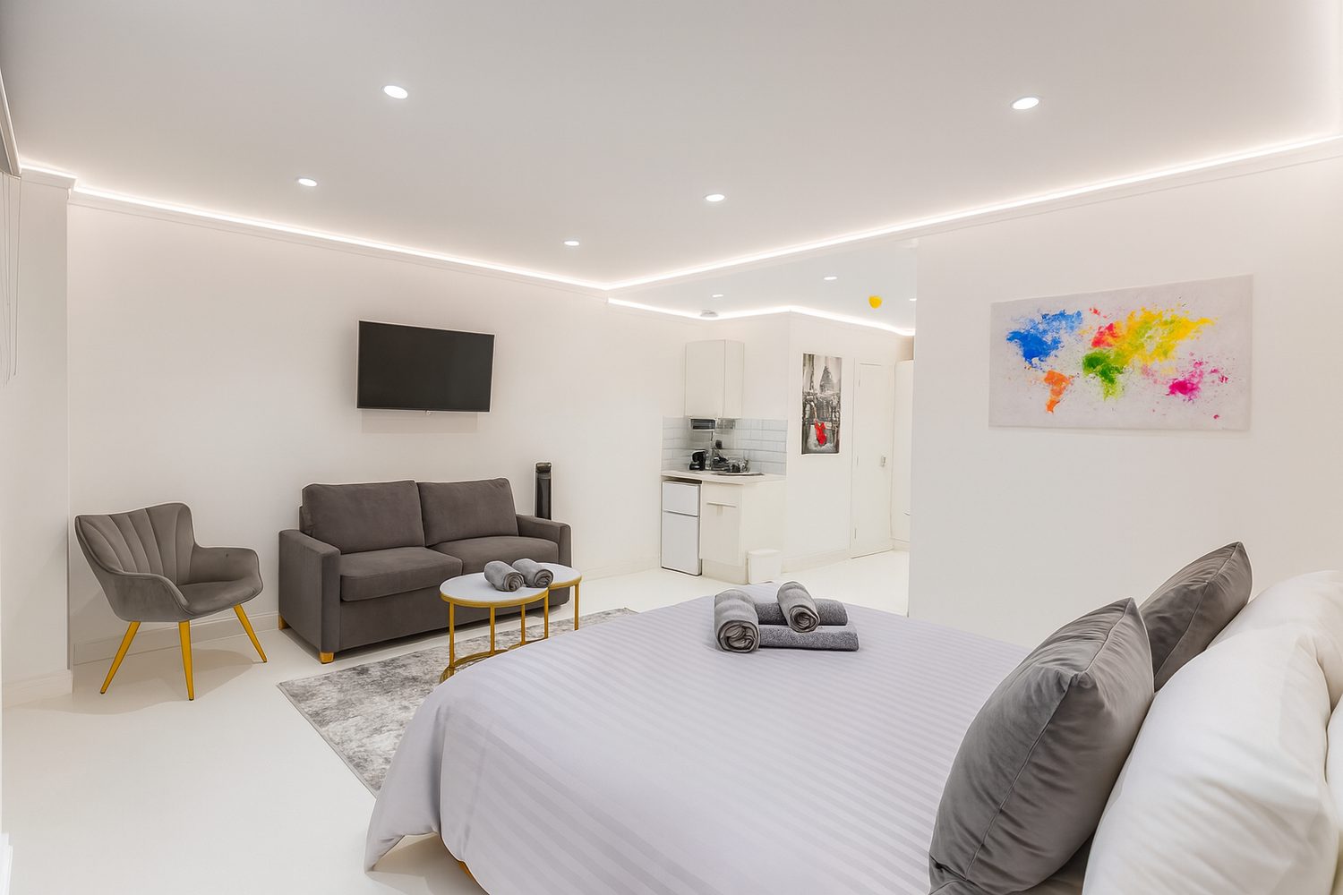 Refurbished studio with bed, lounge area and kitchenette